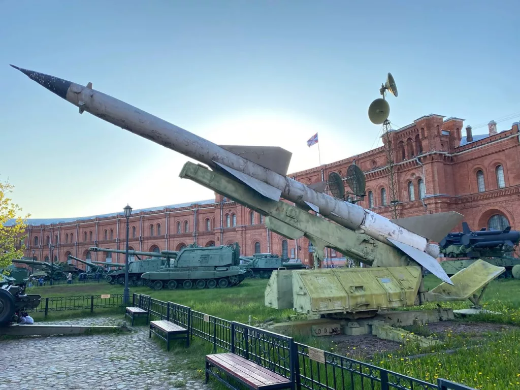 Зенитная управляемая ракета В-750 (1Д) зенитно-ракетного комплекса СА-75 "Двина" на пусковой установке СМ-63