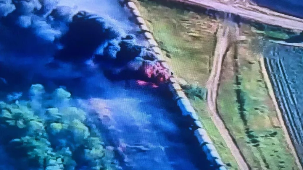 Удары украинских FPV-дронов по поезду с ГСМ в районе города Молочанск (западная окраина Токмака) Запорожской области, около 40 км от линии фронта