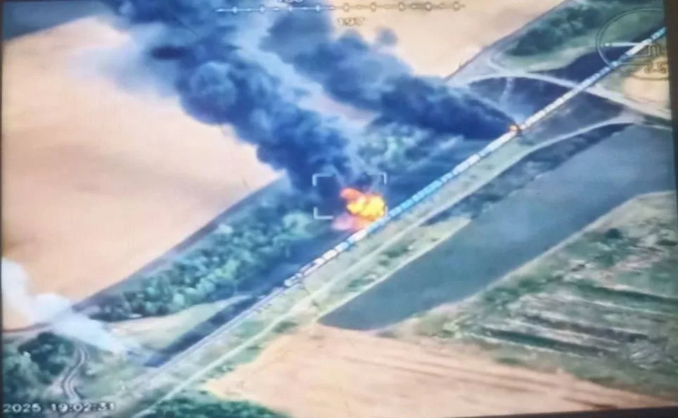 Удары украинских FPV-дронов по поезду с ГСМ в районе города Молочанск (западная окраина Токмака) Запорожской области, около 40 км от линии фронта