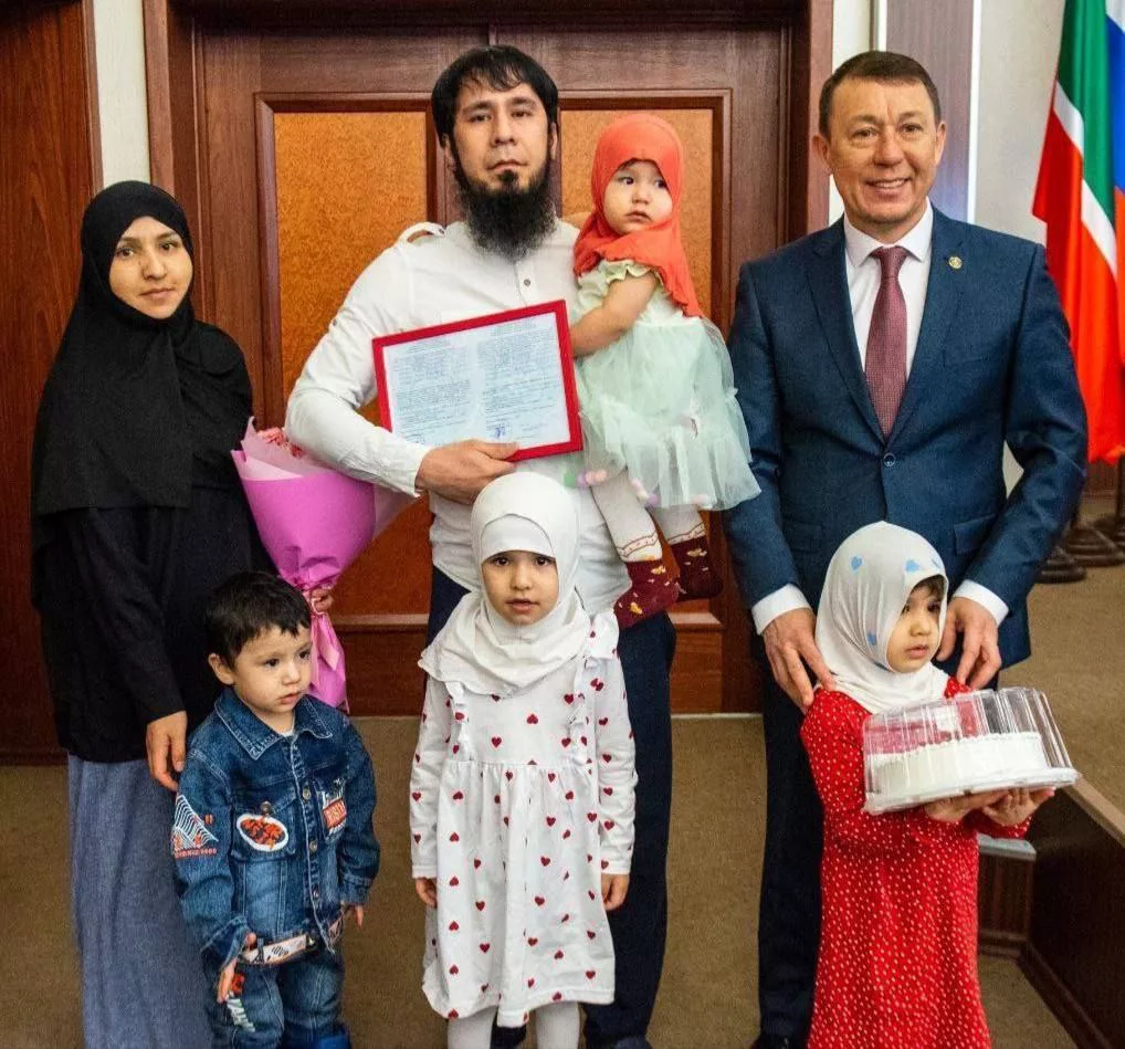 В Нижнекамске задержали Мухиддина Холзода, уроженца Таджикистана по подозрению в мошенничестве с жилищным сертификатом. Мэр, выдавший сертификат его семье, подал в отставку ещё в апреле