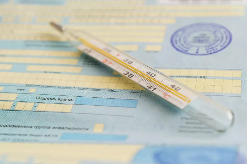 Оплачиваемый больничный — только после полугода работы: в Госдуме ограничивают соцпособия для мигрантов
