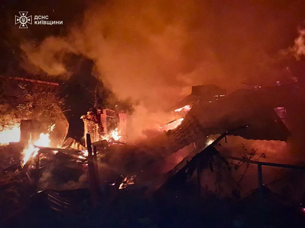 Сообщают, что удары пришлись по объектам в районе аэропорта Жуляны и завода "Антонов", так же досталось политехническому институту имени Игоря Сикорского