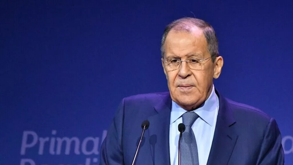 Лавров: Россия требует внеблокового и безъядерного статуса Украины