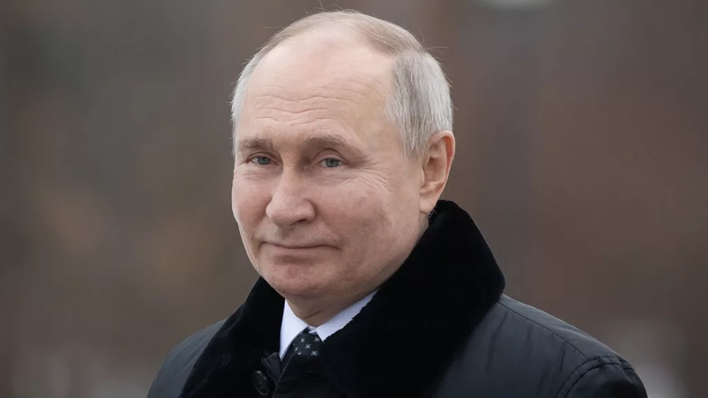 Путин подписал закон о защите русского языка, который предусматривает в том числе размещение вывесок и надписей только на русском