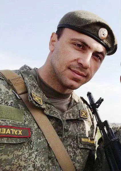 Путин присвоил звание Героя России Радиславу Хугаеву — в боях за Мариуполь он вызвал огонь на себя и спас сослуживцев