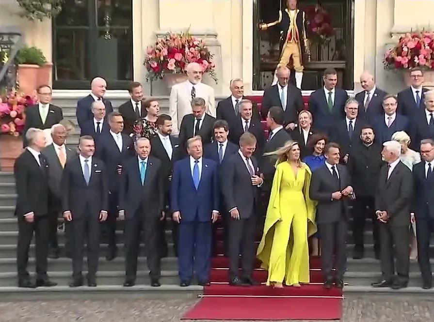 Зеленский в Гааге: от улыбок до холодной изоляции. Что ждёт просроченного на Западе?