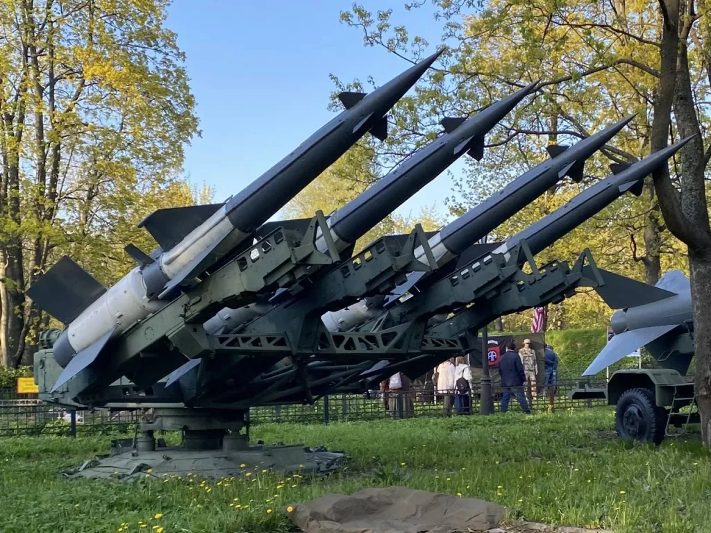 Зенитные управляемые ракеты В-601П (5В27) зенитно-ракетного комплекса С-125М "Нева-М" на пусковой установке 5П73