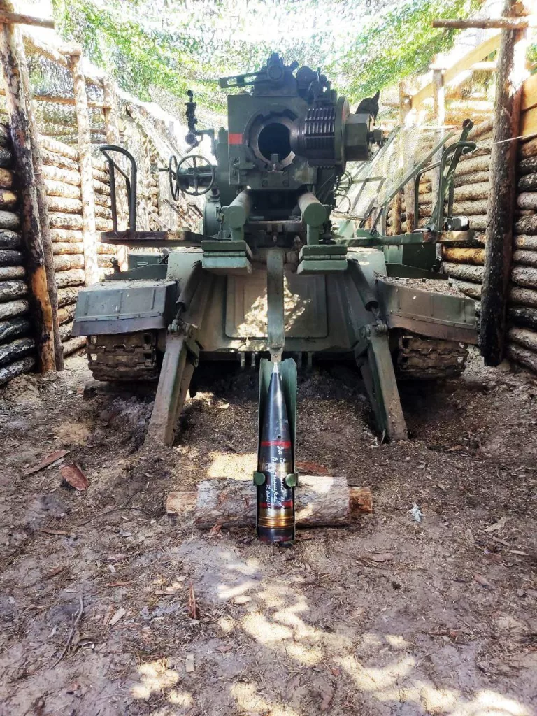 Вид сзади на северокорейскую 170-мм САУ M1989 Koksan, укрытую на огневой позиции