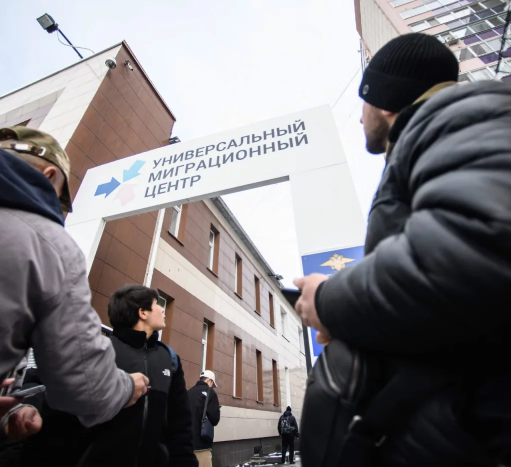 Мигрантов хотят начать лишать приобретенного гражданства РФ за сексуальное насилие, сообщил Володин