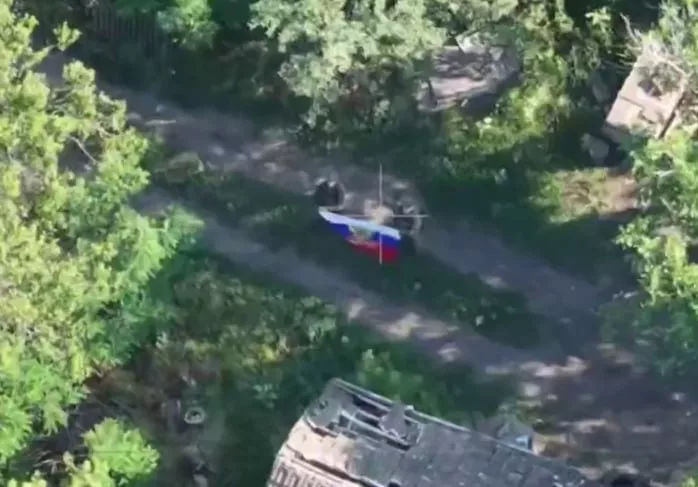 Бойцы группировки войск "Восток" ВС РФ с флагами в н.п. Ялта (ДНР)