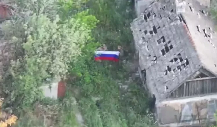 Бойцы группировки войск "Восток" ВС РФ с флагами в н.п. Ялта (ДНР)