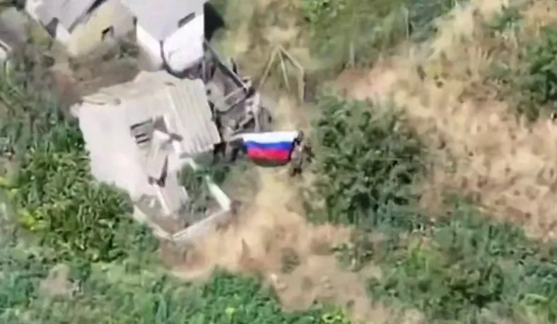 Бойцы группировки войск "Восток" ВС РФ с флагами в н.п. Ялта (ДНР)