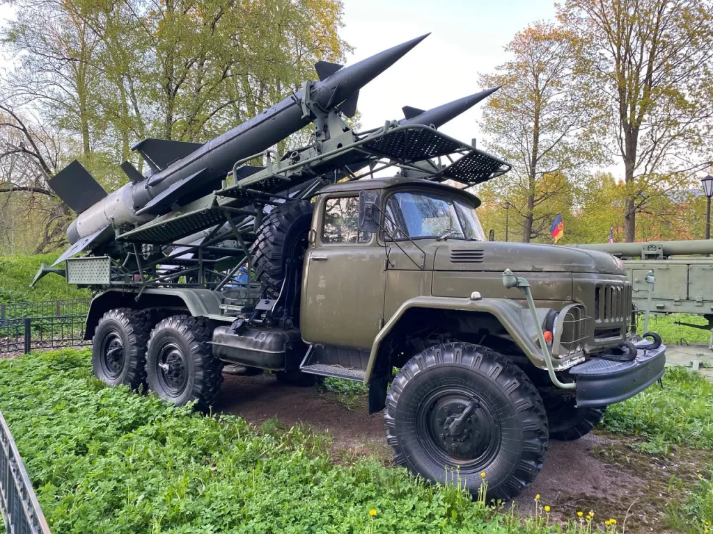 Зенитные управляемые ракеты В-601П (5В27) зенитно-ракетного комплекса С-125М "Нева-М" на транспортно-заряжающей машине ПР-14М