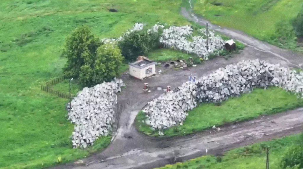 "Зубы дракона", бесцельно сваленные противником в кучу на автозаправке в Юнаковке (Сумское направление)