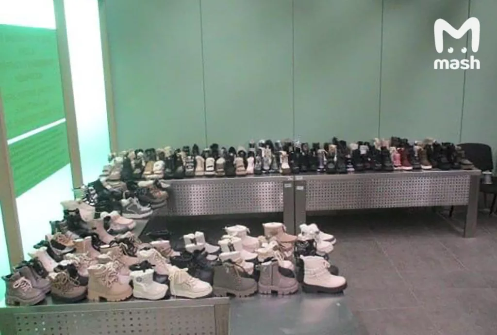 Китаец пытался провезти в Россию 190 правых ботинок. Не вышло — его поймали екатеринбургские таможенники из Кольцово