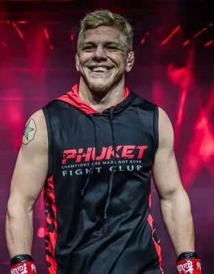 Российский боец ММА хотел эффектно прыгнуть в бассейн после победы, но эффектно получилось только упасть из-за удара током