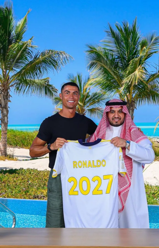 Криштиану Роналду подписал новый контракт с футбольным клубом Аль-Наср. По нему, он будет зарабатывать годовой бюджет Республики Калмыкия