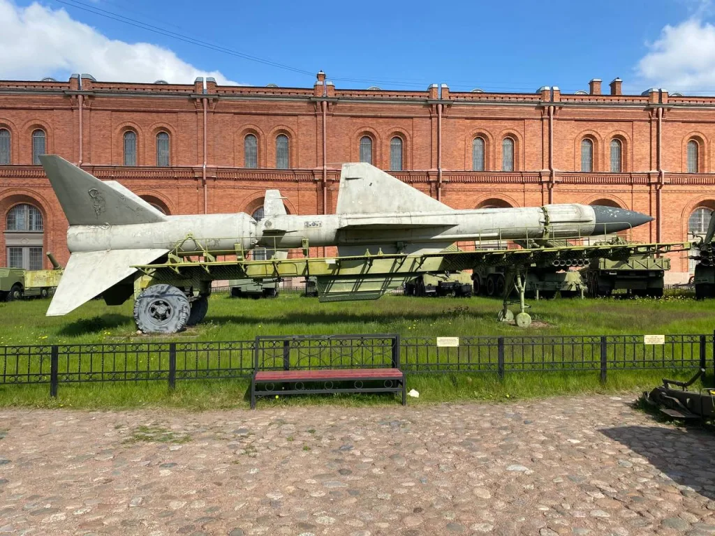 Зенитная управляемая ракета В-400 (5В11) зенитно-ракетной системы "Даль" на полуприцепе транспортно-заряжающей машине ПР-41А