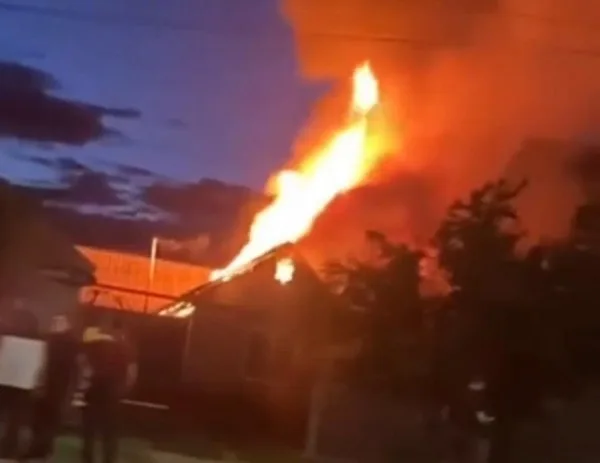 Три хозпостройки загорелись в Курской области при падении осколков БПЛА, пожар локализован