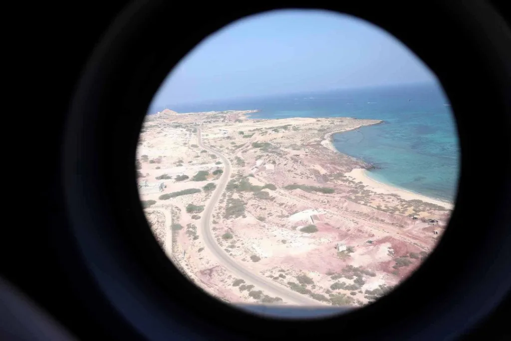 Суда в Ормузском проливе маскируются под российские и китайские, потому что не до конца доверяют прекращению огня между Ираном и Израилем, пишет Reuters