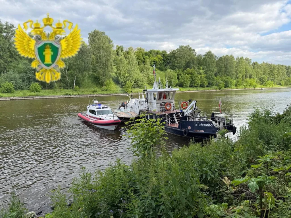 5-летний мальчик Олег, выпавший из катера в канале имени Москвы, погиб. Спасатели обнаружили его тело