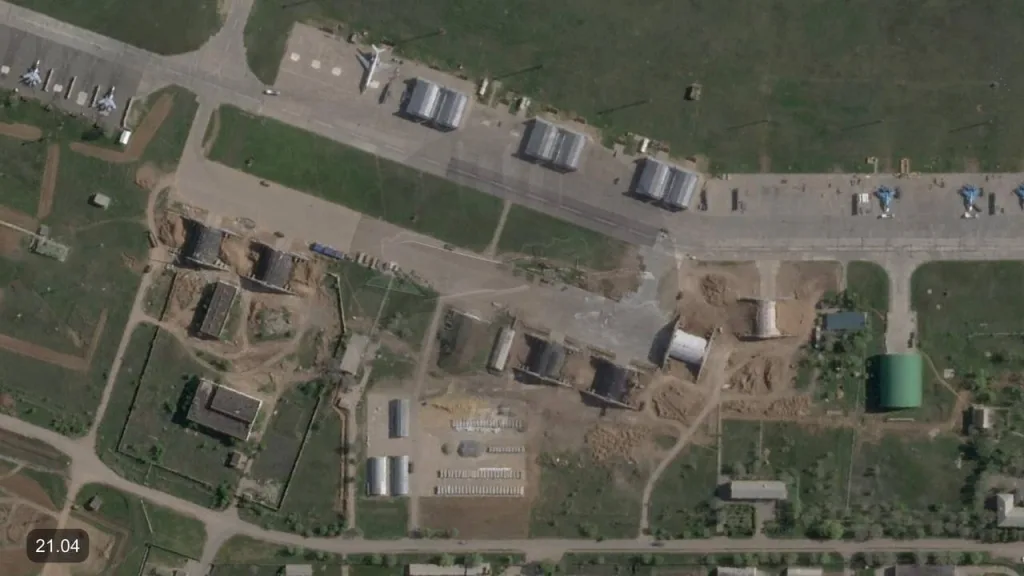 Процесс возведения защитных ангаров на аэродроме Ахтубинск в Астраханской области