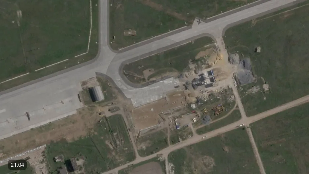 Процесс возведения защитных ангаров на аэродроме Ахтубинск в Астраханской области