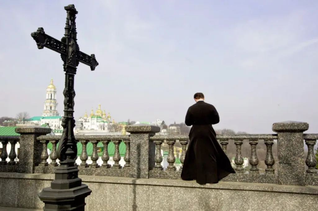 Священников УПЦ массово задерживают для отправки на фронт