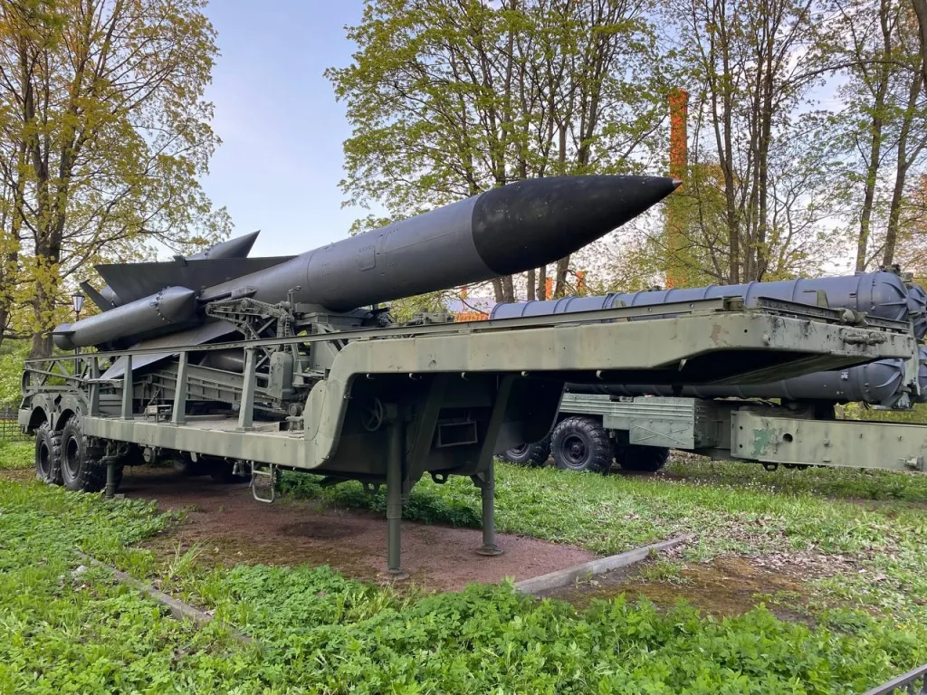 Зенитная управляемая ракета В-860 (5В21) зенитно-ракетной системы С-200А "Ангара" на пусковой установке 5П82М