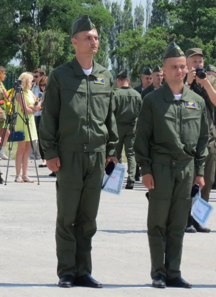 Разбившийся сегодня подполковник ВВС Устименко на этой фотографии слева, выше ростом. Его однокурсник - Алексей Месь - справа, ниже ростом. Погиб 26 августа 2024 года тоже на F-16 при аналогичных обстоятельствах, столкнувшись с БЛА