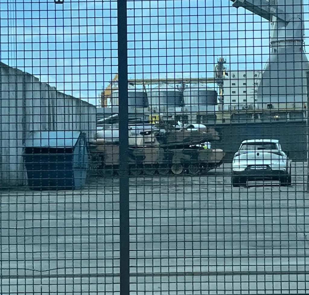 Австралийский M1A1 Abrams засветился в польском порту Гдыня перед доставкой на Украину