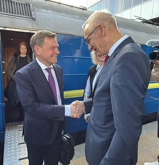 «Мир» на бронетехнике: новый глава МИД ФРГ привез в Киев оборонщиков