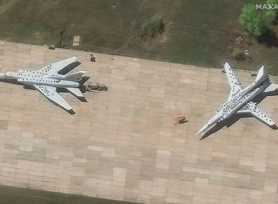 Компания Maxar опубликовала спутниковые снимки ряда российских авиабаз, слеланные 20 мая, на которых базируется дальнебомбардировочная авиация. Видны элементы пассивной защиты и ложные цели