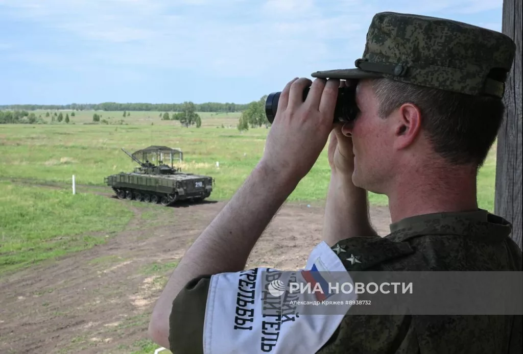 Курсанты Новосибирского высшего военного командного училища (НВВКУ) в ходе занятий по огневой подготовке из штатного вооружения БМП-3 на полигоне в Новосибирской области