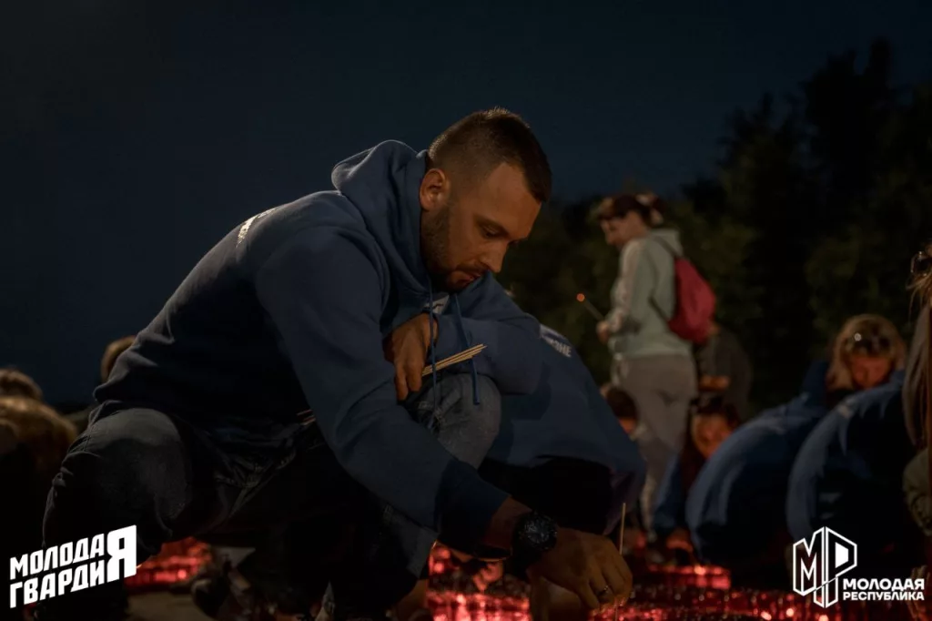 В Мариуполе выложили Родину-Мать из 10 тысяч свечей