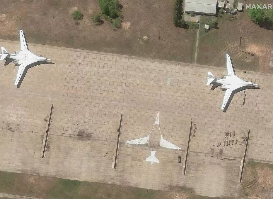 Компания Maxar опубликовала спутниковые снимки ряда российских авиабаз, слеланные 20 мая, на которых базируется дальнебомбардировочная авиация. Видны элементы пассивной защиты и ложные цели