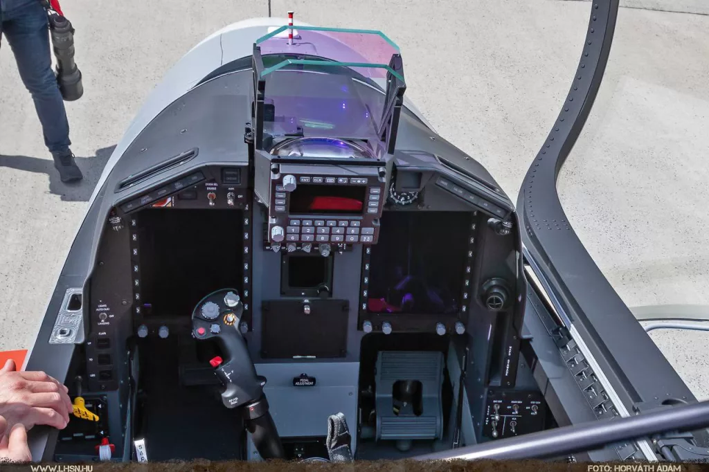 Чешская Aero Vodochody рапортует, что завершила поставку первых трех учебно-боевых самолётов L-39NG для ВВС Венгрии