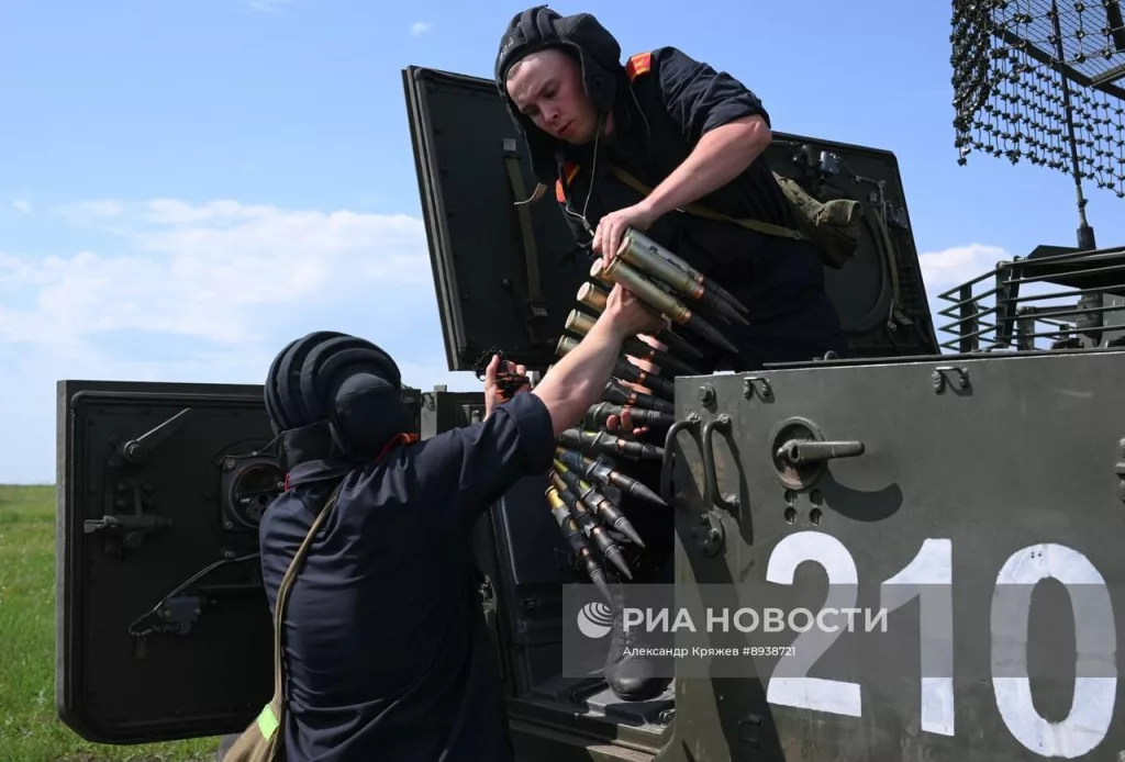 Курсанты Новосибирского высшего военного командного училища (НВВКУ) в ходе занятий по огневой подготовке из штатного вооружения БМП-3 на полигоне в Новосибирской области