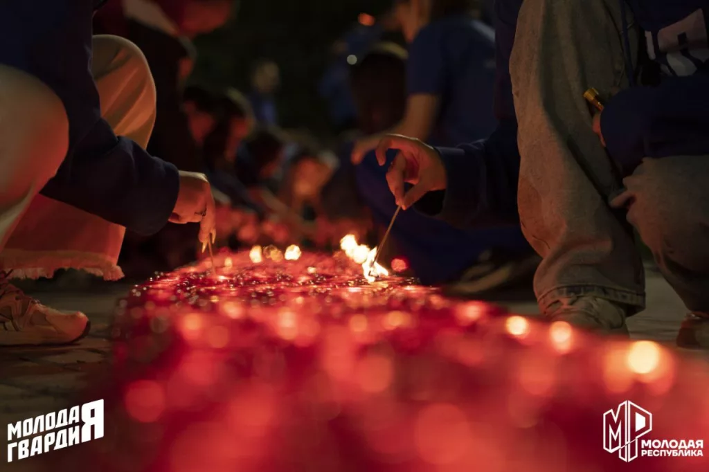 В Мариуполе выложили Родину-Мать из 10 тысяч свечей