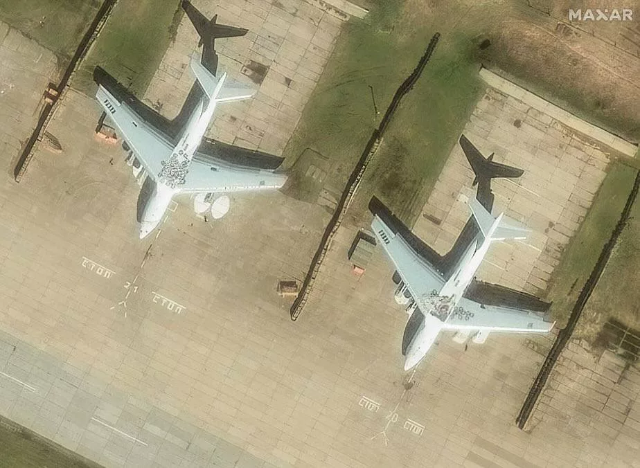 Компания Maxar опубликовала спутниковые снимки ряда российских авиабаз, слеланные 20 мая, на которых базируется дальнебомбардировочная авиация. Видны элементы пассивной защиты и ложные цели