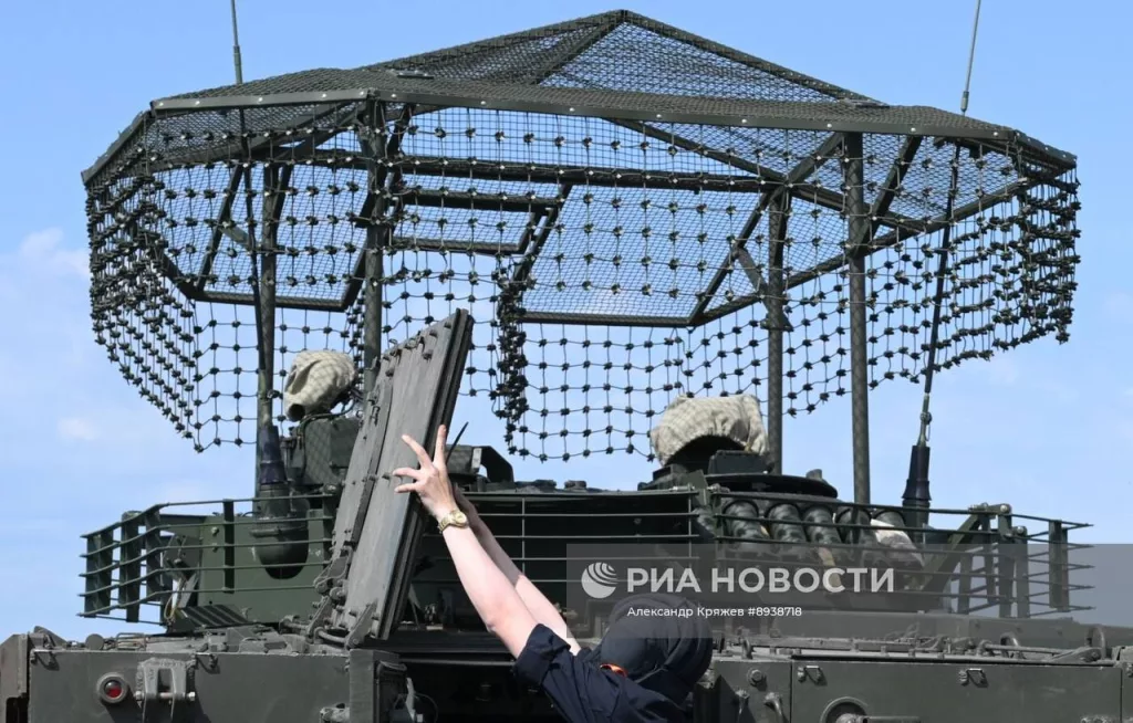 Курсанты Новосибирского высшего военного командного училища (НВВКУ) в ходе занятий по огневой подготовке из штатного вооружения БМП-3 на полигоне в Новосибирской области