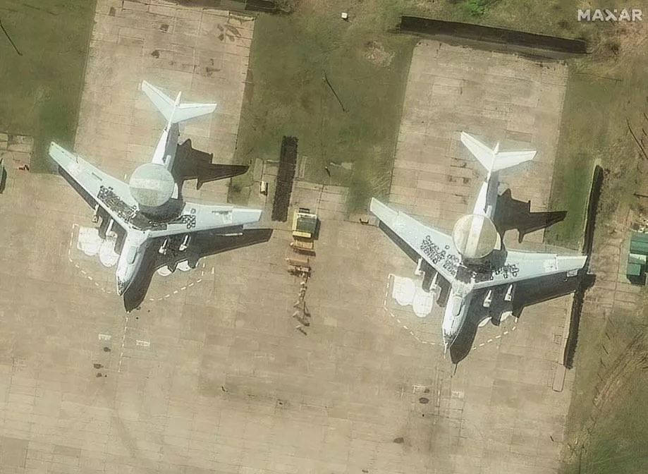 Компания Maxar опубликовала спутниковые снимки ряда российских авиабаз, слеланные 20 мая, на которых базируется дальнебомбардировочная авиация. Видны элементы пассивной защиты и ложные цели