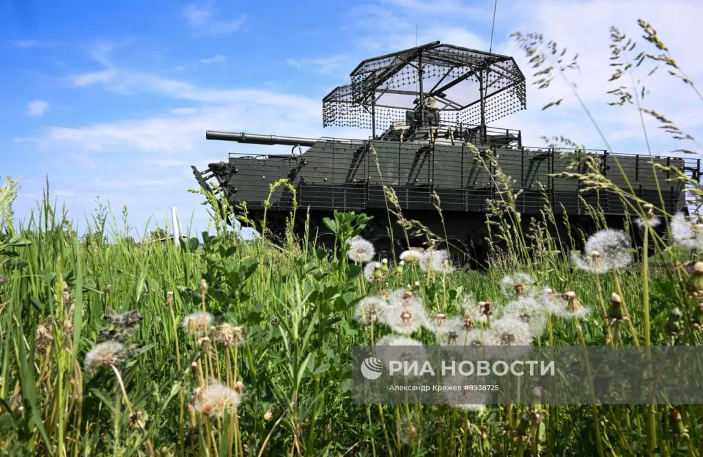 Курсанты Новосибирского высшего военного командного училища (НВВКУ) в ходе занятий по огневой подготовке из штатного вооружения БМП-3 на полигоне в Новосибирской области