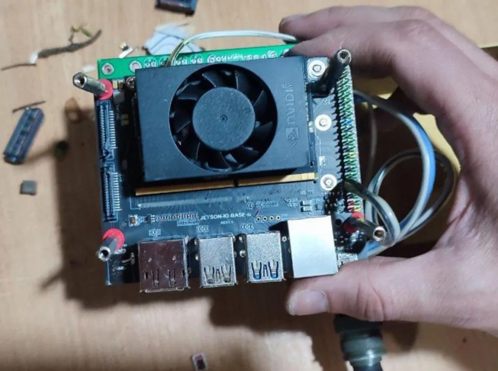 В июне на территории Украины зафиксировано первое подтверждённое применение нового варианта ударного БПЛА «Герань-2», оснащённого комплексом машинного зрения, встроенной камерой наведения и радиомодемом для прямого управления