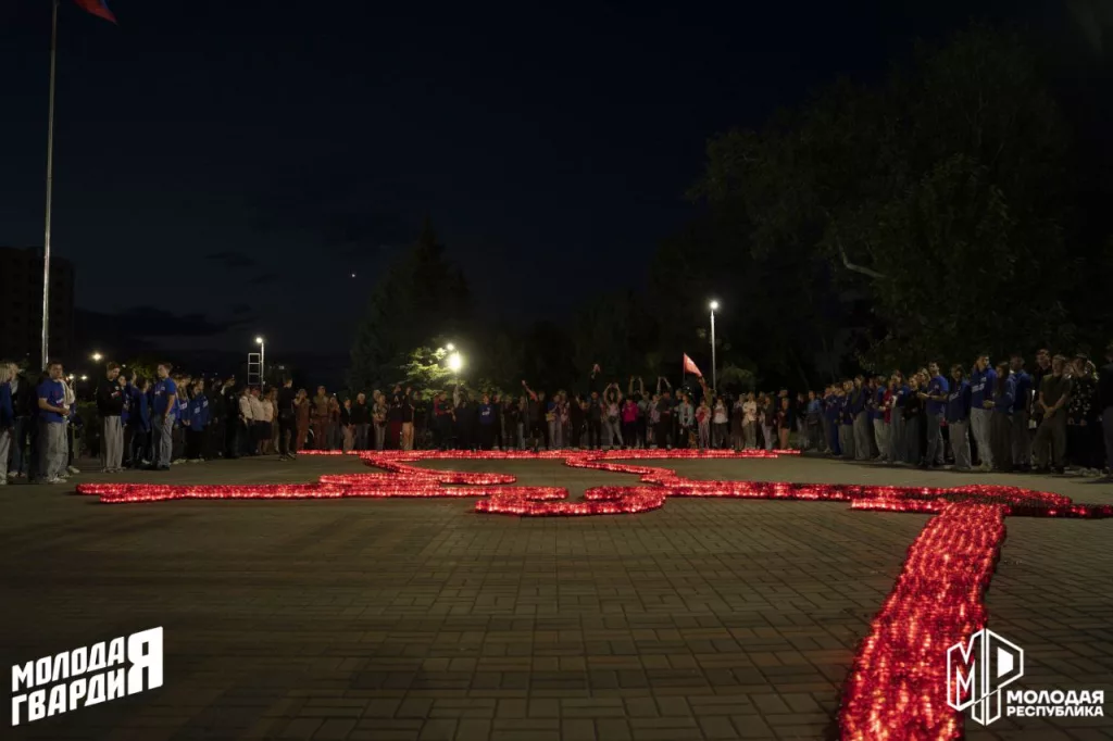 В Мариуполе выложили Родину-Мать из 10 тысяч свечей