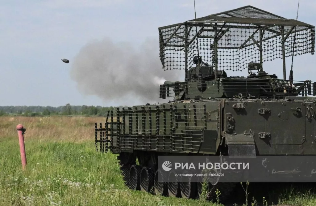 Курсанты Новосибирского высшего военного командного училища (НВВКУ) в ходе занятий по огневой подготовке из штатного вооружения БМП-3 на полигоне в Новосибирской области