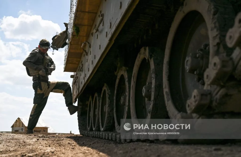 Ходовые испытания трофейной БМП "Брэдли" на полигоне в зоне СВО
