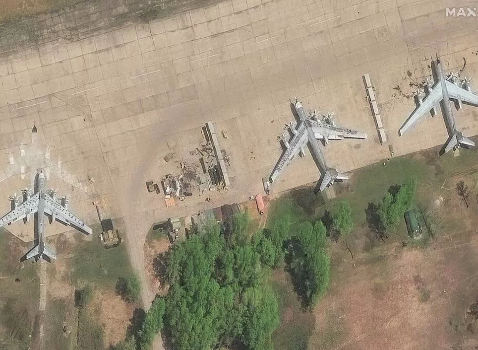 Компания Maxar опубликовала спутниковые снимки ряда российских авиабаз, слеланные 20 мая, на которых базируется дальнебомбардировочная авиация. Видны элементы пассивной защиты и ложные цели