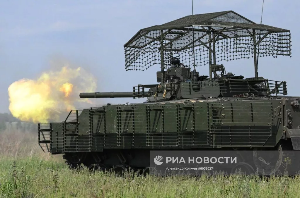 Курсанты Новосибирского высшего военного командного училища (НВВКУ) в ходе занятий по огневой подготовке из штатного вооружения БМП-3 на полигоне в Новосибирской области