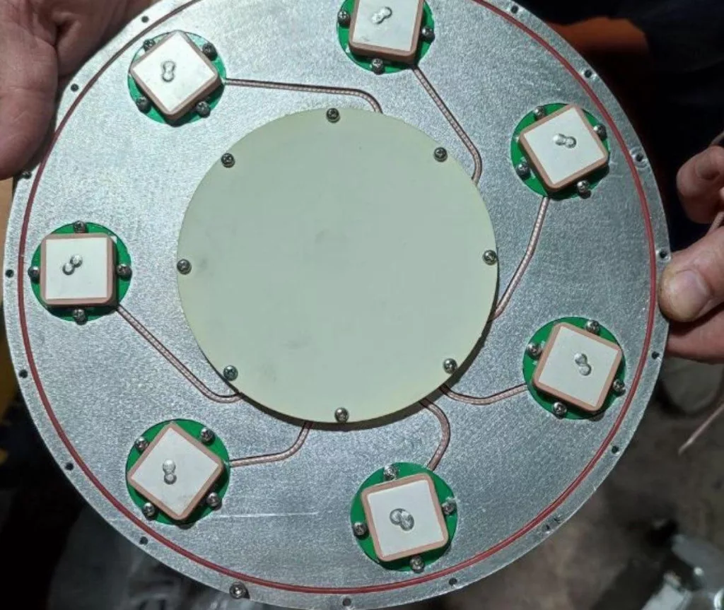 В июне на территории Украины зафиксировано первое подтверждённое применение нового варианта ударного БПЛА «Герань-2», оснащённого комплексом машинного зрения, встроенной камерой наведения и радиомодемом для прямого управления